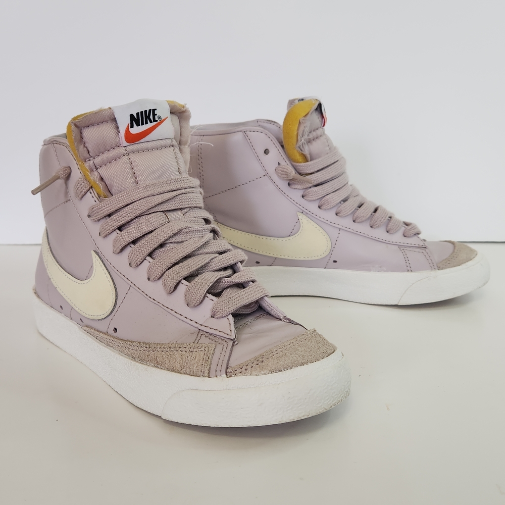 Nike Sneakers Blazer Mid 77 High-Top, Cream and Purple. Mauve